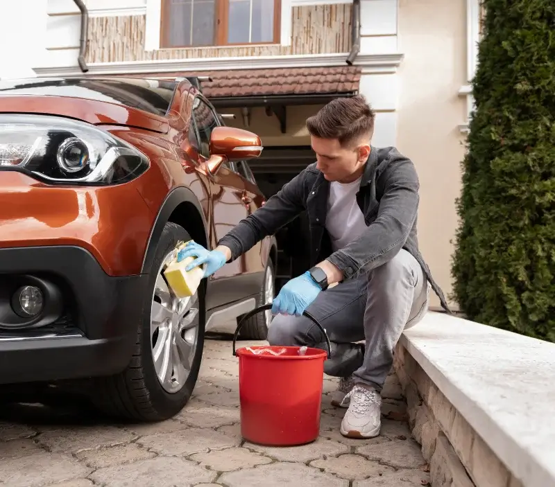 Lavage auto à domicile Herbeville : professionnel intervenant sur un véhicule
